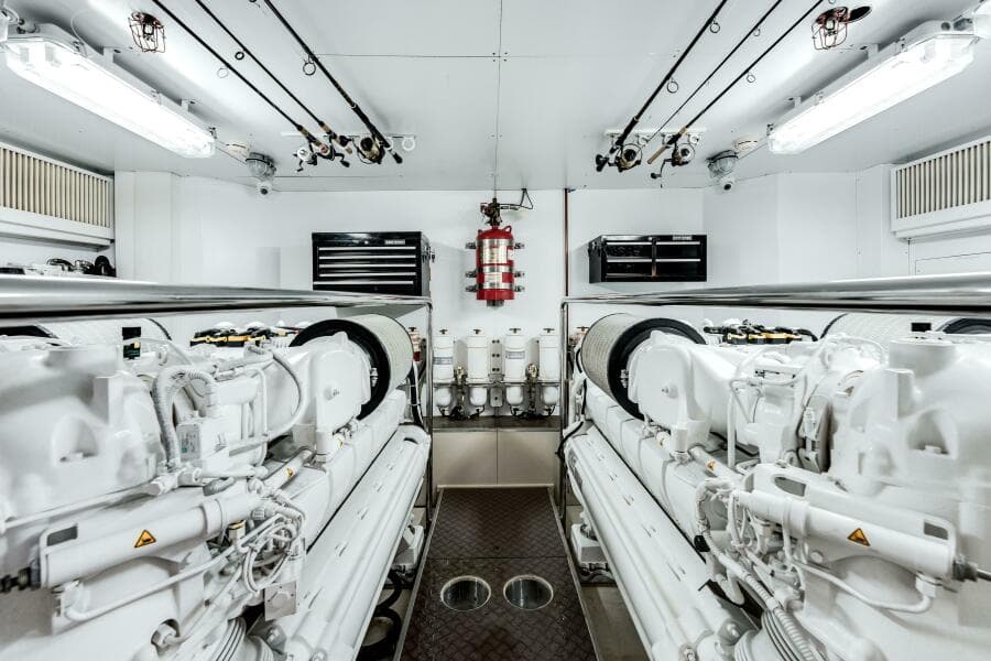 2014 Ferretti Yachts 870