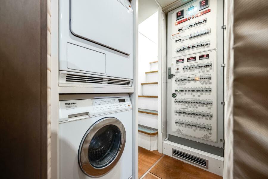 2014 Ferretti Yachts 870