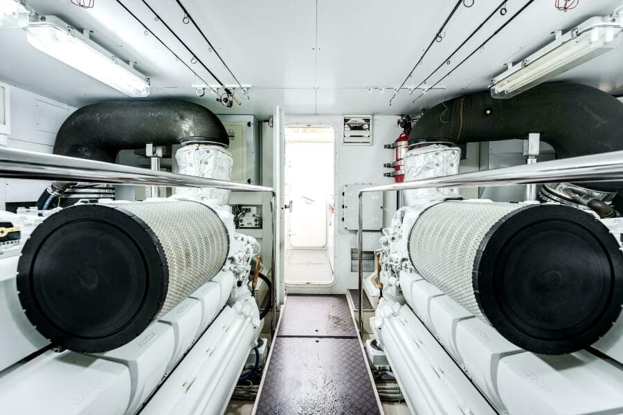 2014 Ferretti Yachts 870