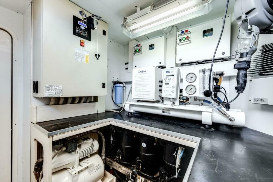 2014 Ferretti Yachts 870