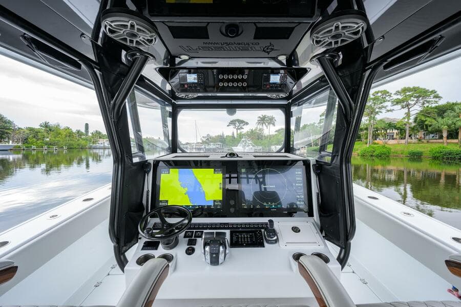 Freeman 42 LR Nitsa - Helm