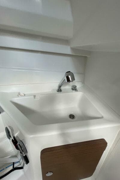 2023 Beneteau Antares 8