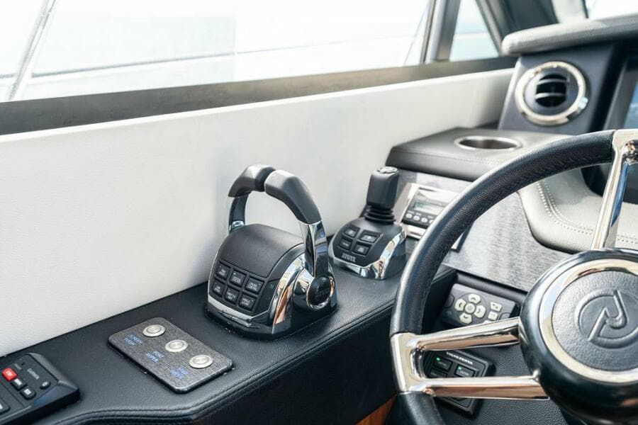 2018 Riviera 4800 Sport Yacht