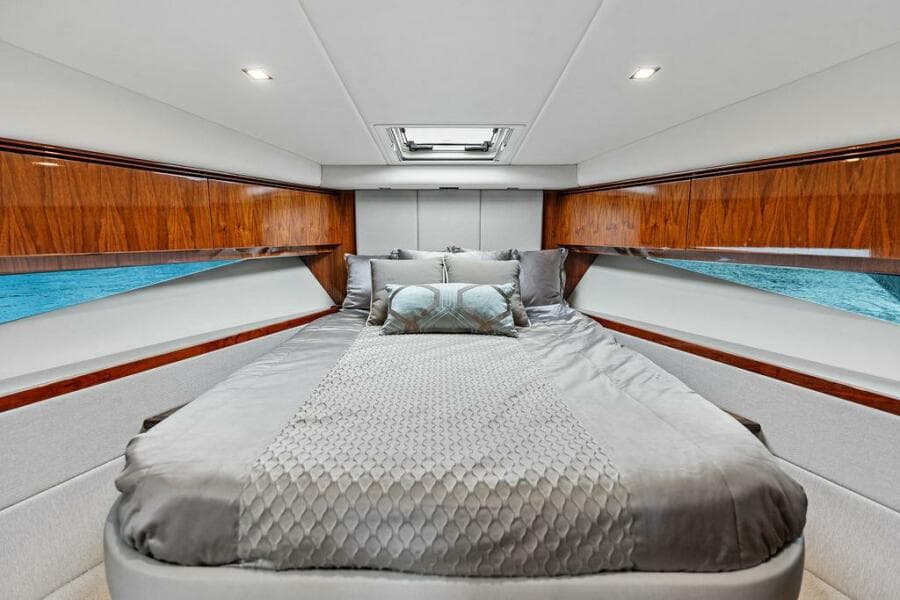 2018 Riviera 4800 Sport Yacht