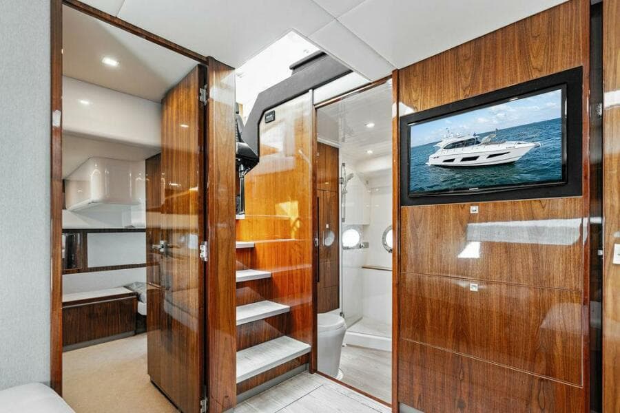 2018 Riviera 4800 Sport Yacht