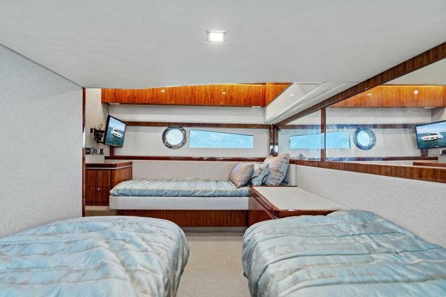 2018 Riviera 4800 Sport Yacht