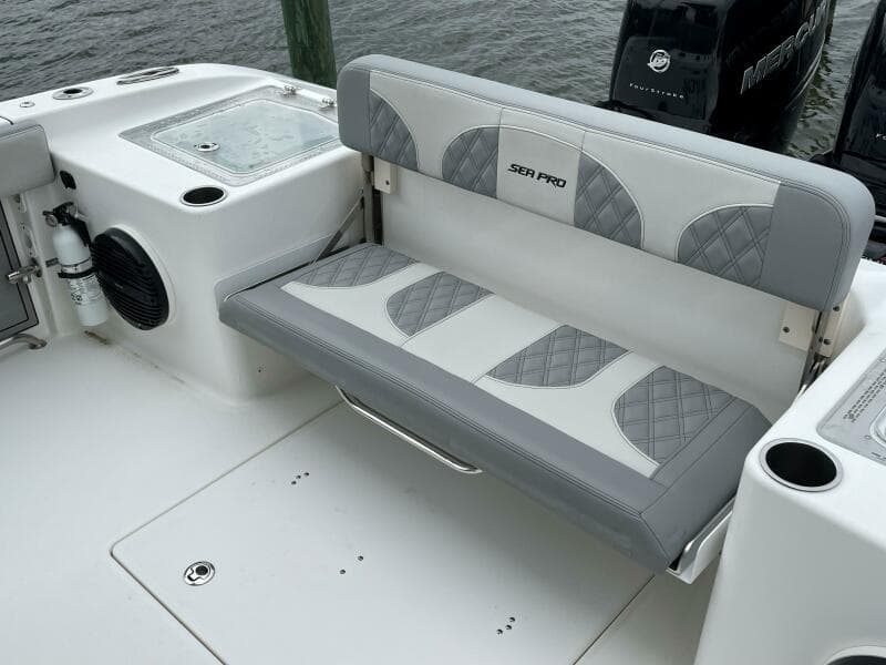 Sea Pro 320 DLX 2023- Cockpit Seating 