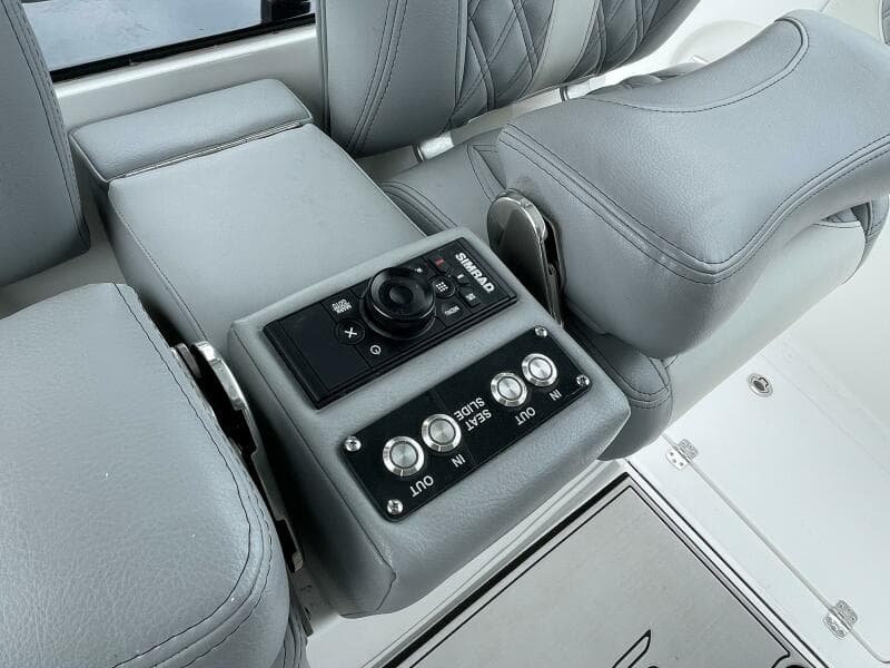 Sea Pro 320 DLX 2023- Helm Seating