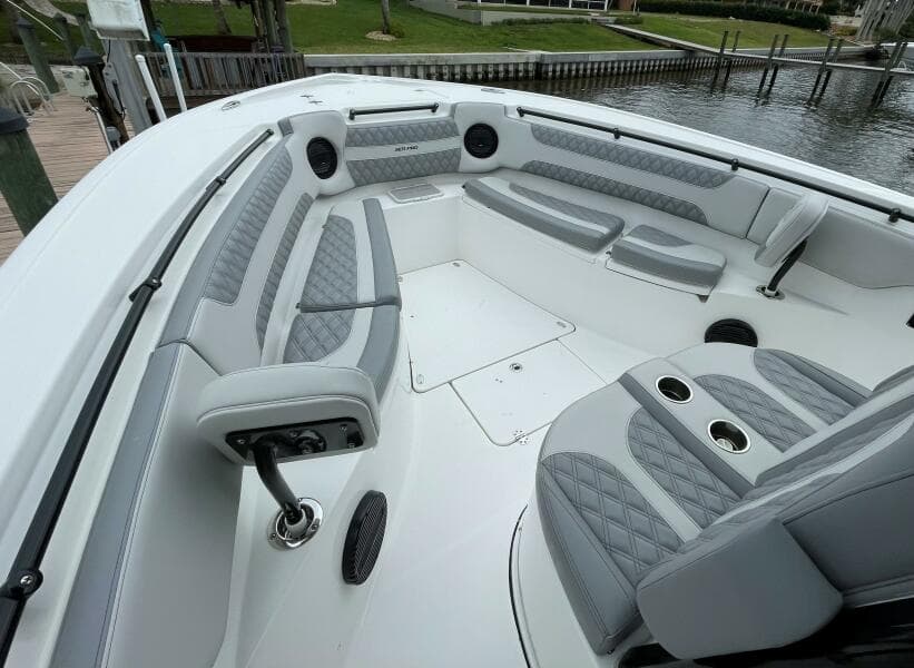 Sea Pro 320 DLX 2023- Bow