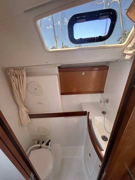 43' Beneteau port aft stateroom head