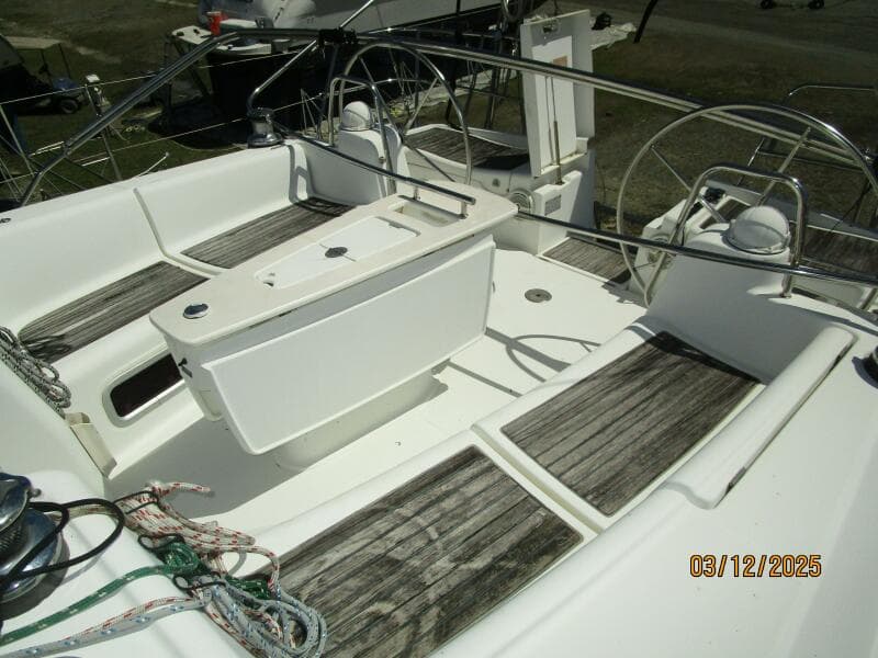 43' Beneteau cockpit