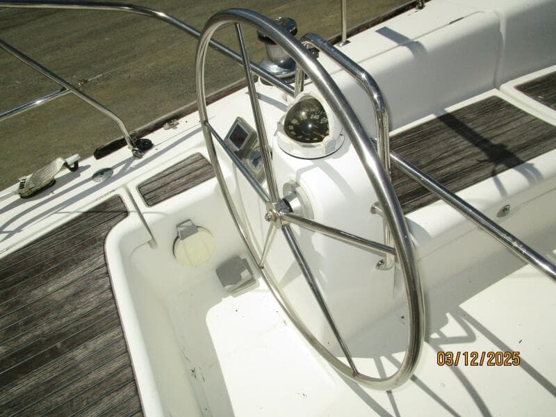 43' Beneteau cockpit port helm