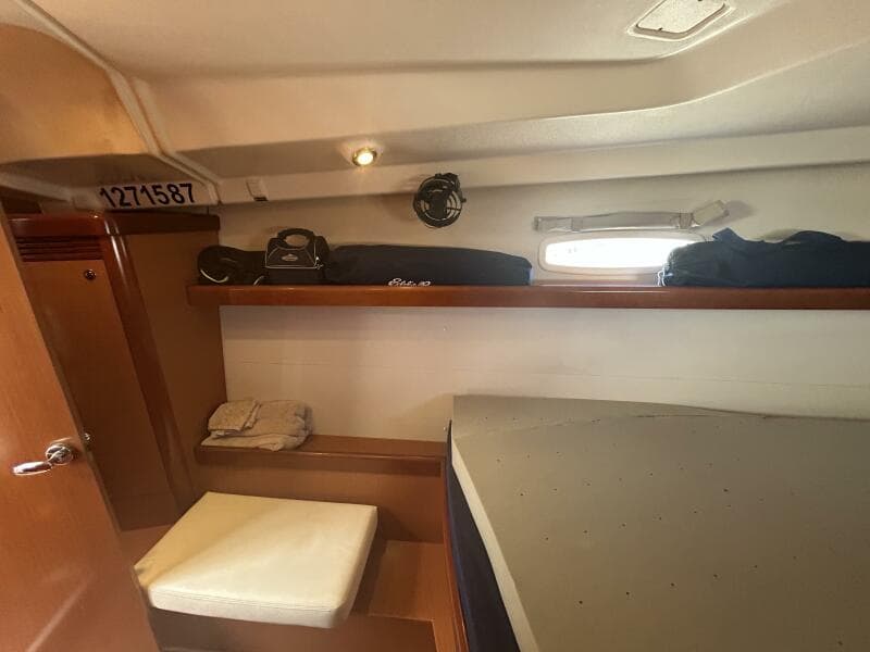 43' Beneteau forward stateroom port