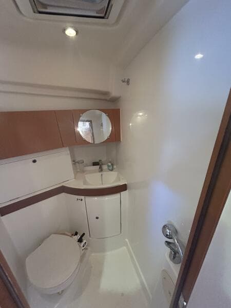 43' Beneteau forward stateroom head