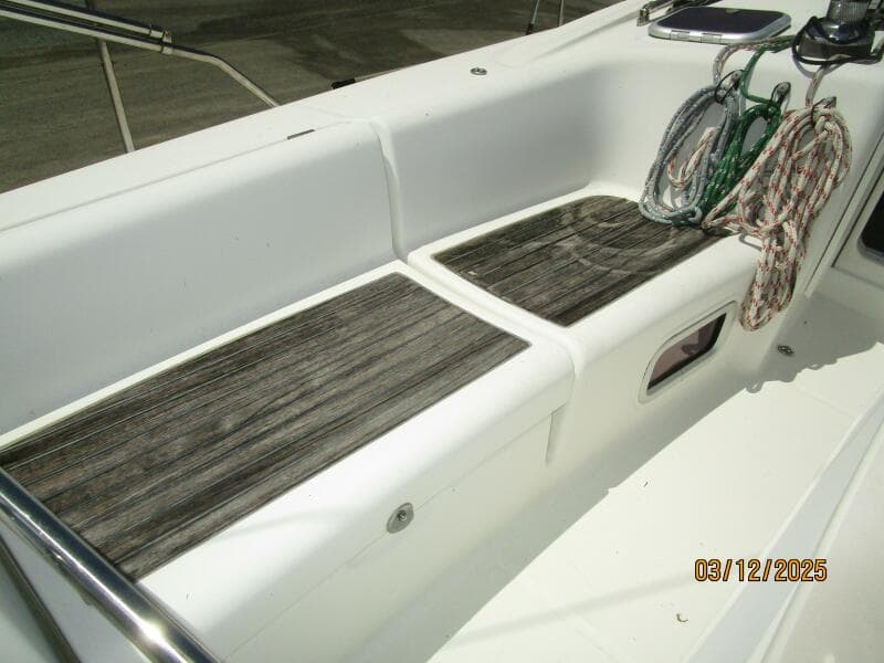 43' Beneteau cockpit port forward seating
