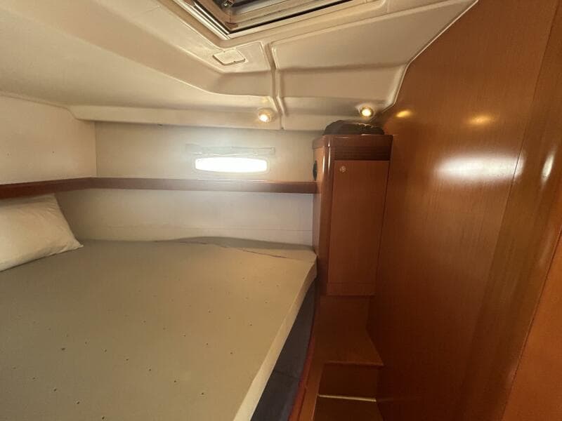 43' Beneteau forward stateroom starboard