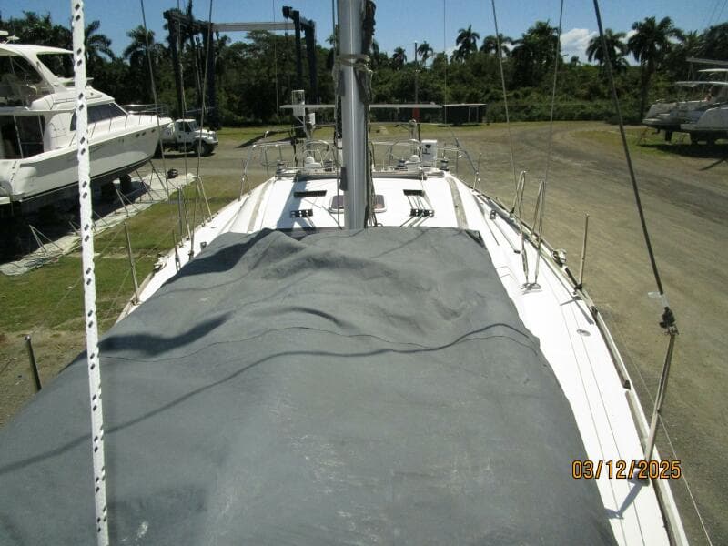43' Beneteau foredeck aft
