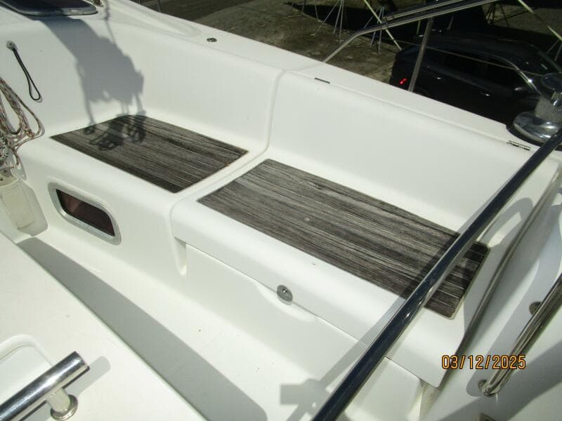 43' Beneteau cockpit starboard forward seating