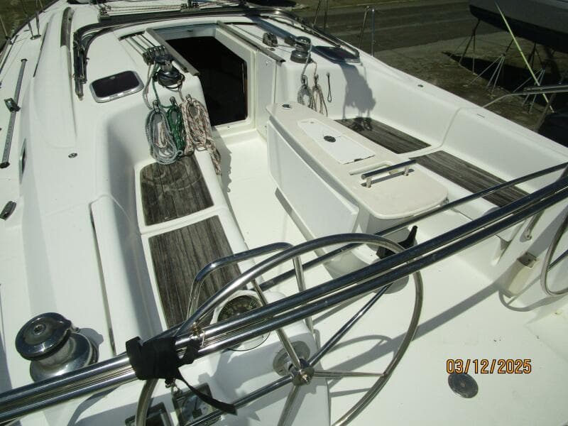 43' Beneteau cockpit forward