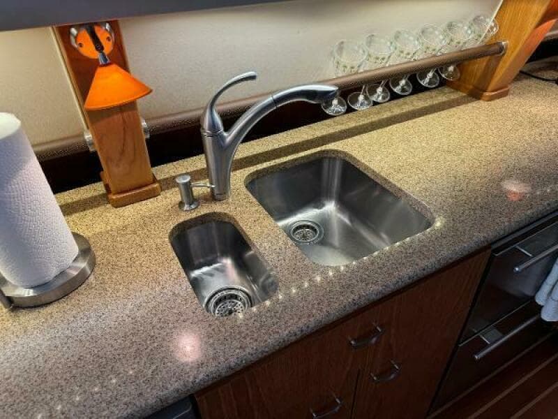 2010 Tiara Yachts 5800 Sovran