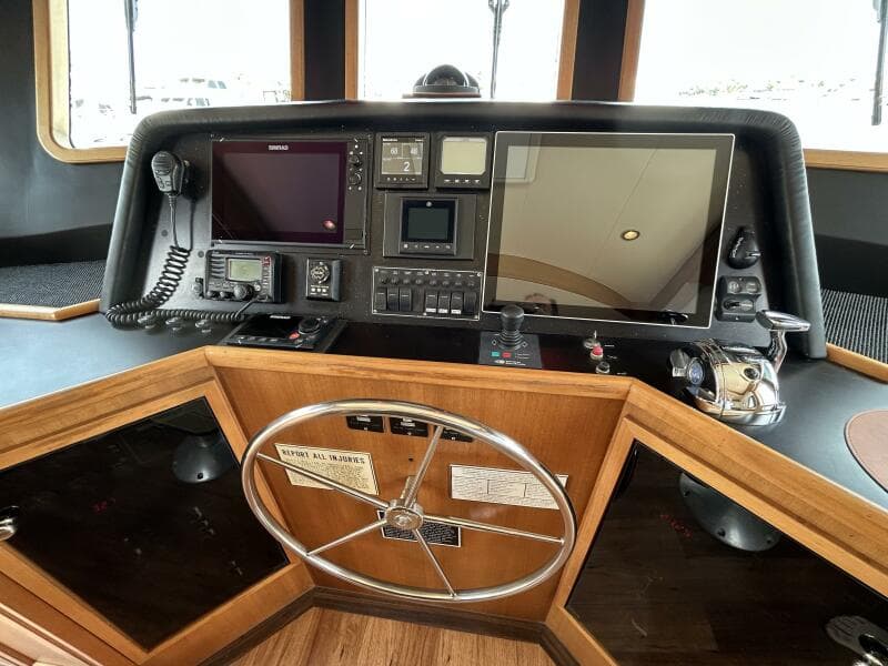 45' Northwest pilothouse helm3