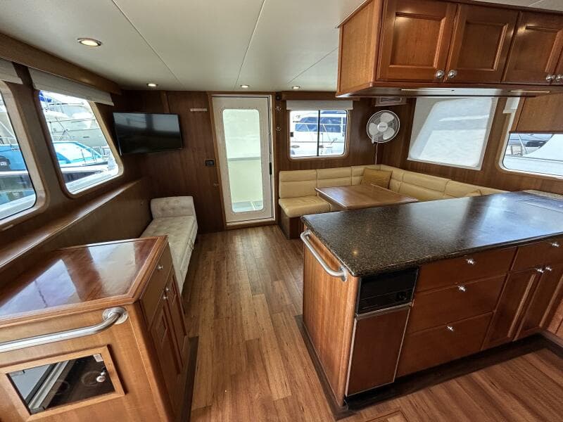 45' Northwest salon aft