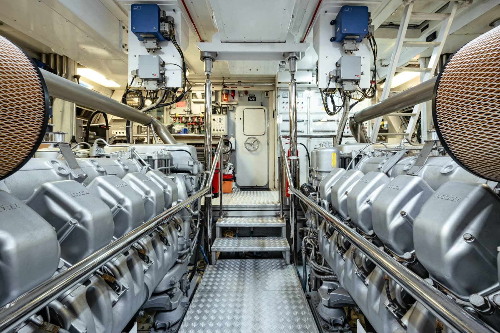 2007 Overmarine Mangusta 130