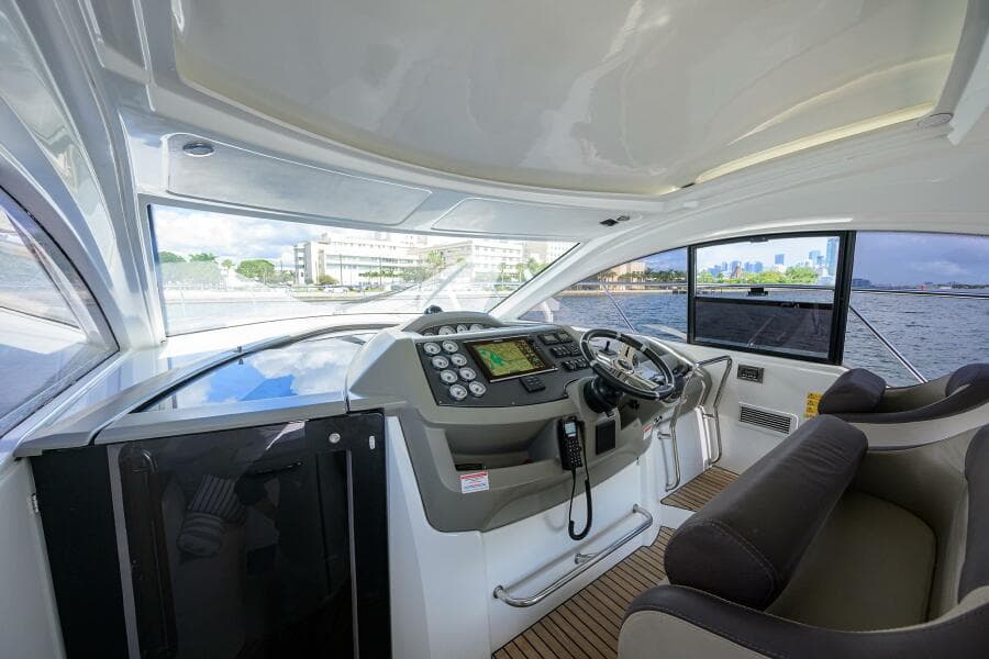 Beneteau 38 GT - Helm Electronics, Seating