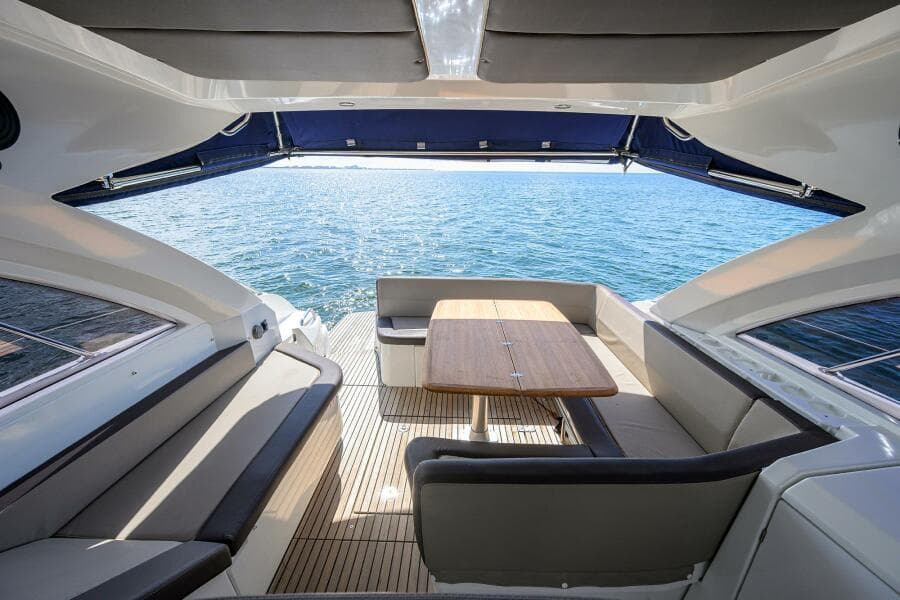 Beneteau 38 GT - Helm Deck Seating