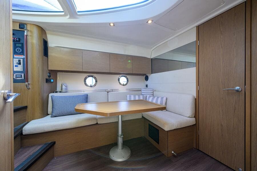 Beneteau 38 GT - Cabin