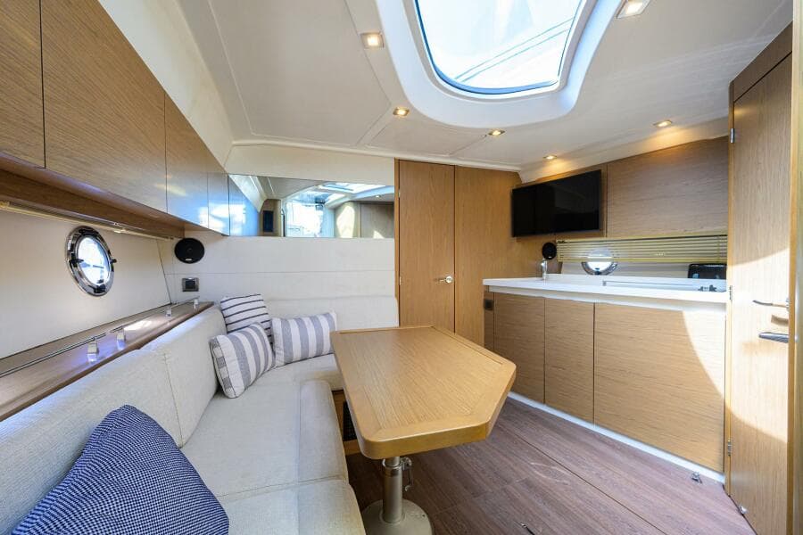 Beneteau 38 GT - Cabin
