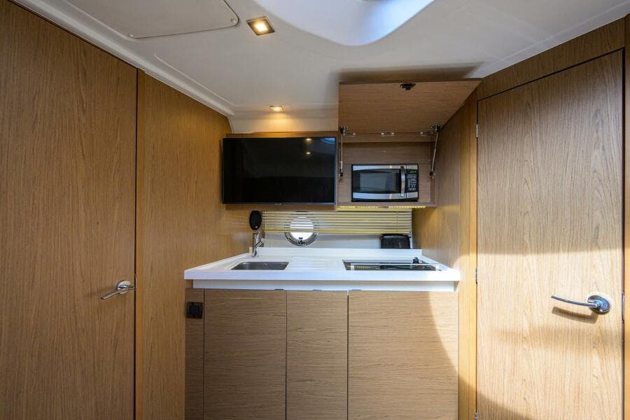 Beneteau 38 GT - Cabin