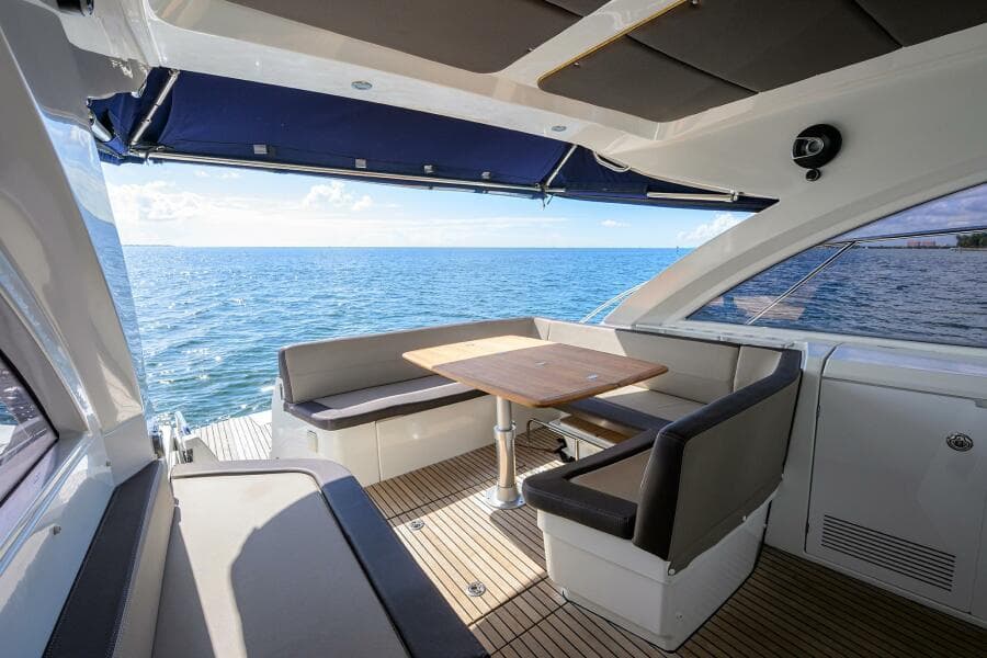 Beneteau 38 GT - Helm Deck Seating