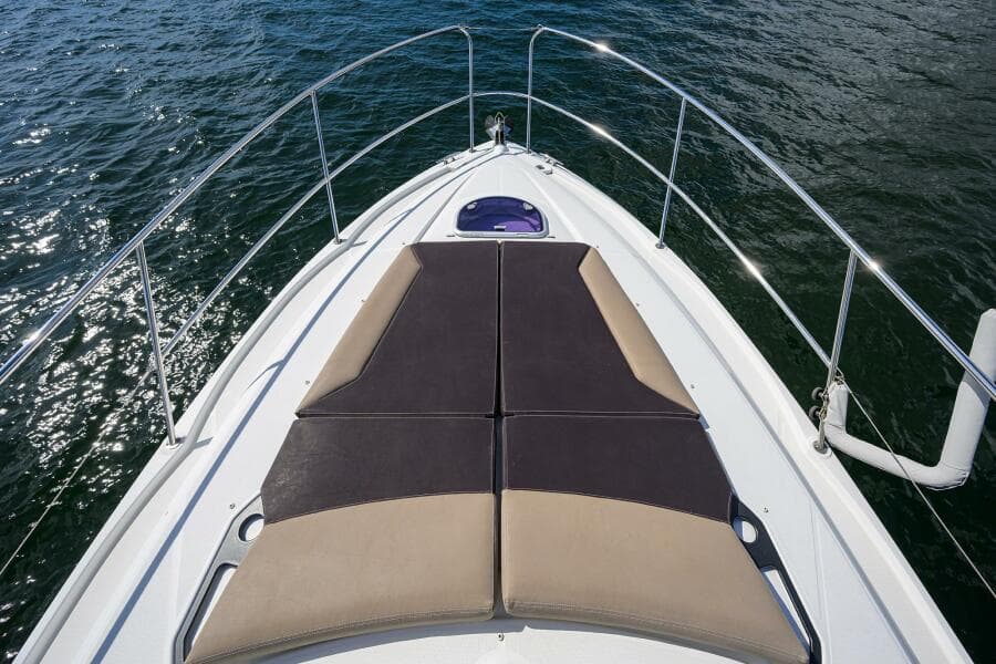 Beneteau 38 GT - Bow Sunpad