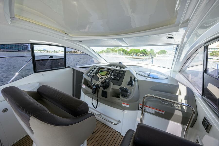 Beneteau 38 GT - Helm Electronics, Seating
