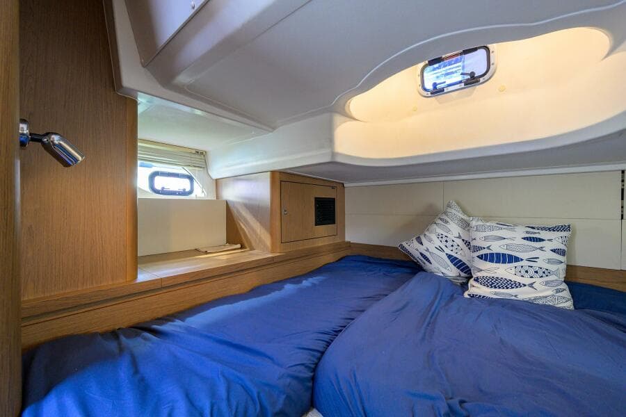 Beneteau 38 GT - Cabin