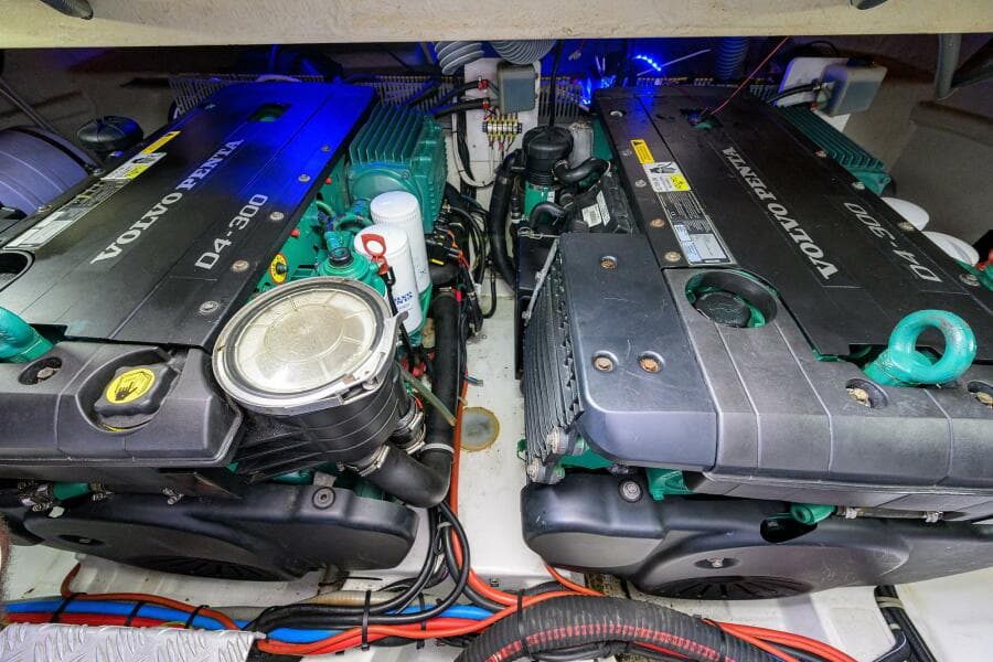 Beneteau 38 GT - Engine Room