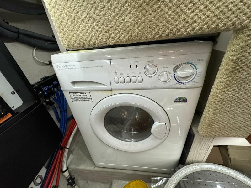 25 2004 Sea Ray 390 Under Stairs Laundry