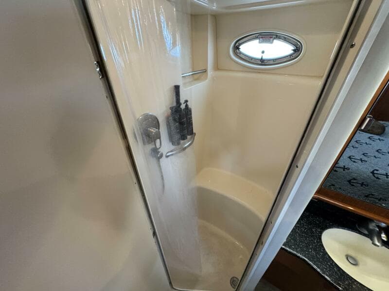 37 2004 Sea Ray 390 Owners Stateroom Separate Shower