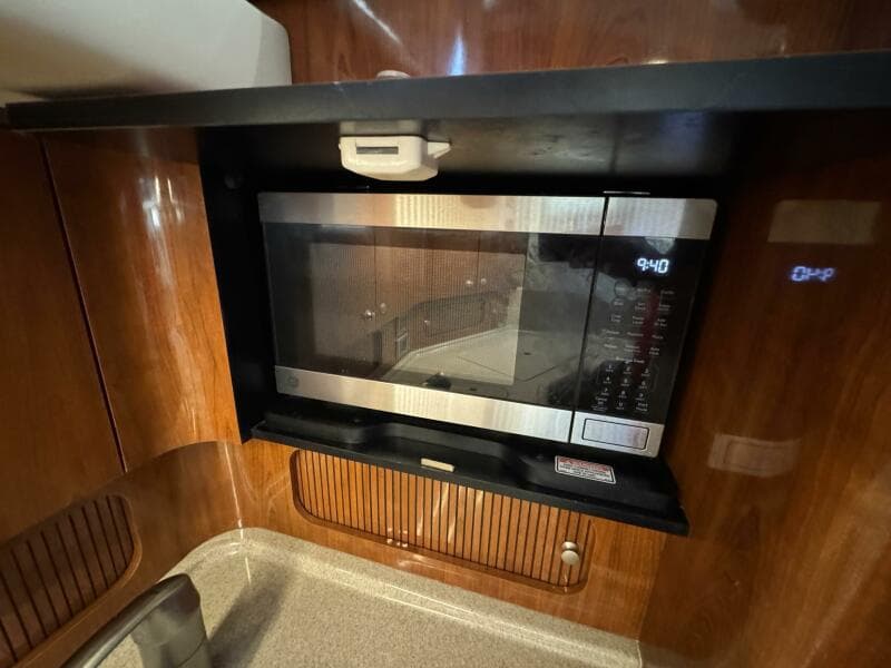 21 2004 Sea Ray 390 Galley Microwave