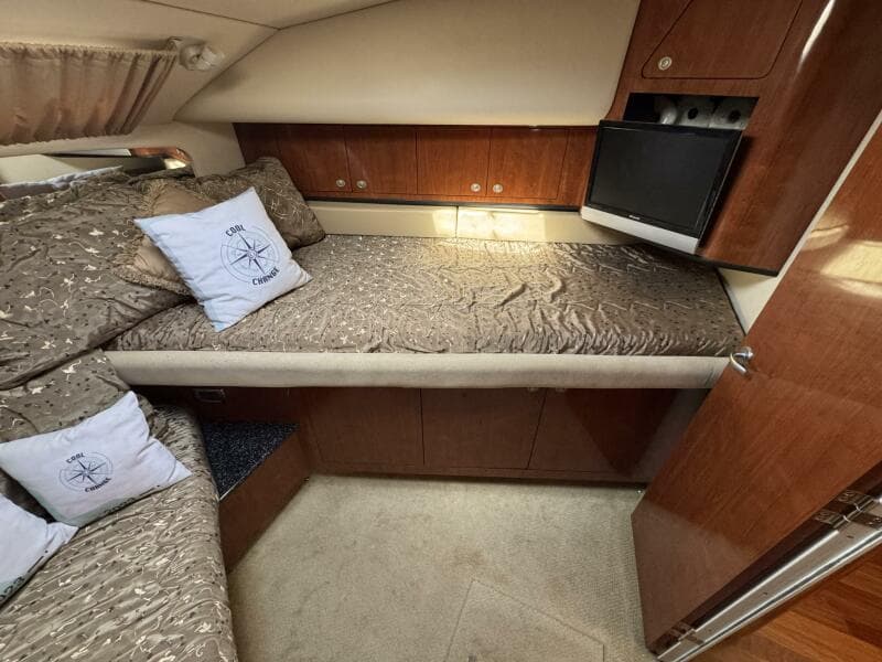 29 2004 Sea Ray 390 VIP Forward Stateroom