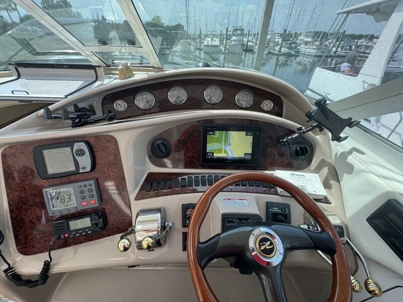 9 2004 Sea Ray 390 Helm Station
