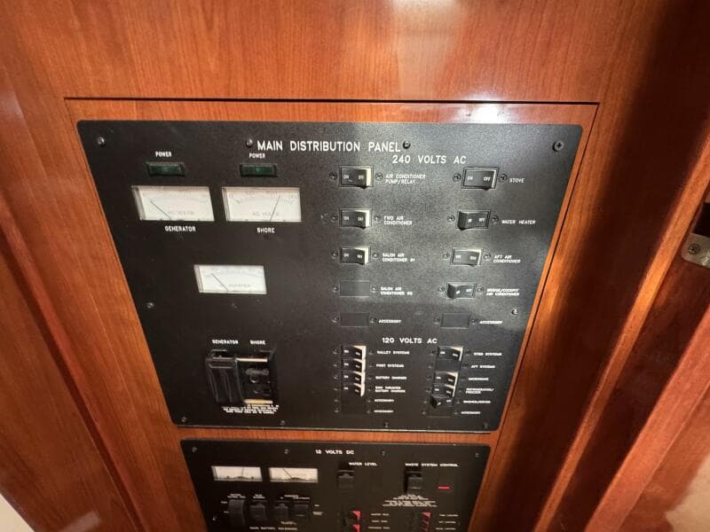 26 2004 Sea Ray 390 Control Panel
