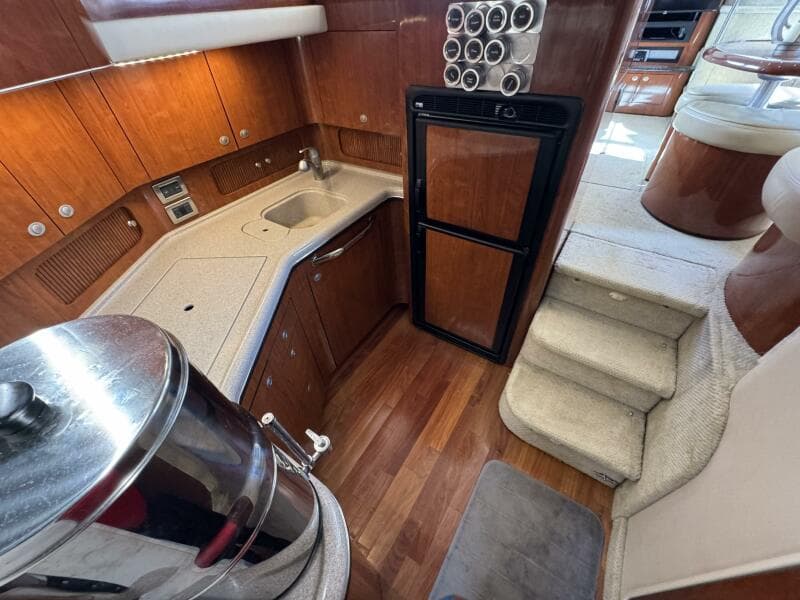 17 2004 Sea Ray 390 Galley