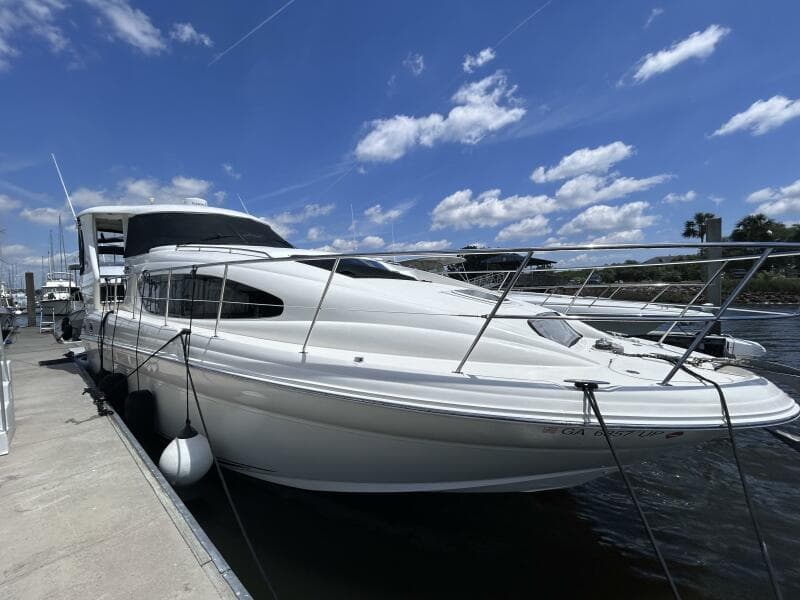 3 2004 Sea Ray 390 Exterior Starboard Side