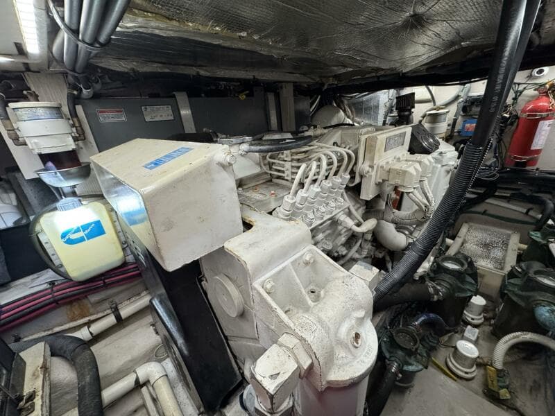 39 2004 Sea Ray 390  Engine Room