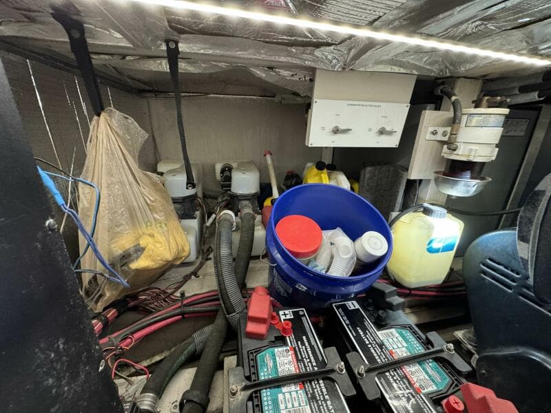 46 2004 Sea Ray 390 Engine Room