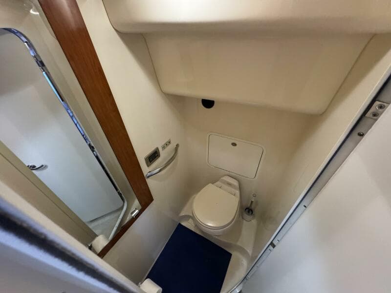 38 2004 Sea Ray 390 Owners Aft Head