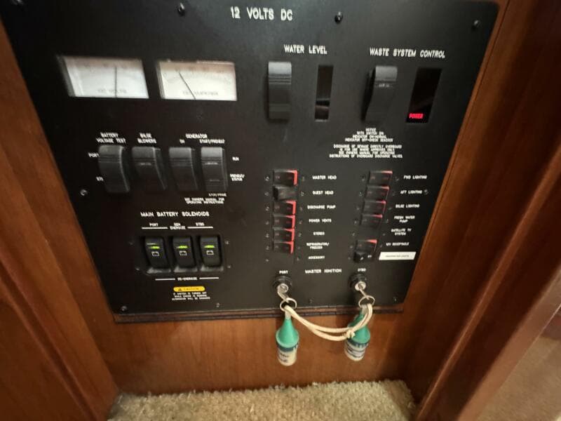 27 2004 Sea Ray 390 Control Panel