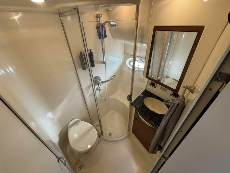 31 2004 Sea Ray 390 VIP Head